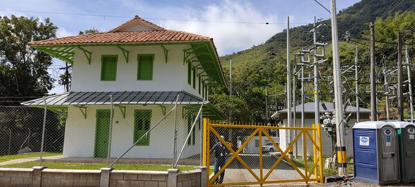 Casa del Ingeniero, subestación El Limón
Casa del Ingeniero, subestación El Limón
Fecha: 12 Julio 2021.
Para descargar esta fotografía en alta resolución, haga clic sobre la imagen hasta que la misma se despliegue en la pantalla completa; luego dé clic derecho y elija la opción "guardar imagen como". 
En caso de publicación por cualquier medio, solicitamos acompañarla del crédito: "Foto EPM"
Palabras clave: Casa del Ingeniero, subestación El Limón