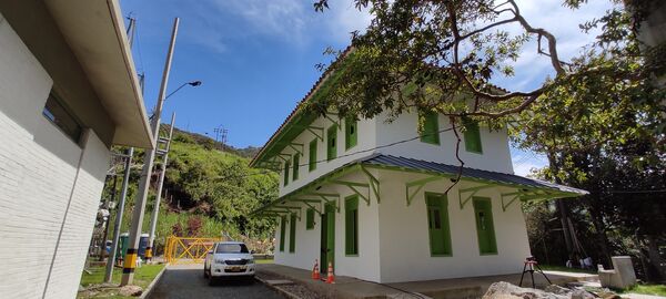 Casa del Ingeniero, subestación El Limón
Casa del Ingeniero, subestación El Limón
Fecha: 12 Julio 2021.
Para descargar esta fotografía en alta resolución, haga clic sobre la imagen hasta que la misma se despliegue en la pantalla completa; luego dé clic derecho y elija la opción "guardar imagen como". 
En caso de publicación por cualquier medio, solicitamos acompañarla del crédito: "Foto EPM"
Palabras clave: Casa del Ingeniero, subestación El Limón