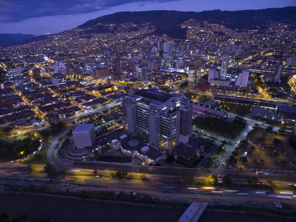 Edificio EPM
Edificio EPM
Fecha: 27 JULIO 2021
Para descargar esta fotografía en alta resolución, haga clic sobre la imagen hasta que la misma se despliegue en la pantalla completa; luego dé clic derecho y elija la opción "guardar imagen como". 
En caso de publicación por cualquier medio, solicitamos acompañarla del crédito: "Foto EPM"
Palabras clave: Edificio EPM