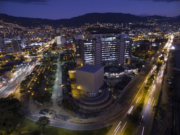 Edificio EPM
Edificio EPM
Fecha: 27 JULIO 2021
Para descargar esta fotografía en alta resolución, haga clic sobre la imagen hasta que la misma se despliegue en la pantalla completa; luego dé clic derecho y elija la opción "guardar imagen como". 
En caso de publicación por cualquier medio, solicitamos acompañarla del crédito: "Foto EPM"
Palabras clave: Edificio EPM