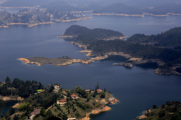 Embalse El Peñol Guatapé
Embalse El Peñol Guatapé
Fecha: 27 julio 2021
Para descargar esta fotografía en alta resolución, haga clic sobre la imagen hasta que la misma se despliegue en la pantalla completa; luego dé clic derecho y elija la opción "guardar imagen como". 
En caso de publicación por cualquier medio, solicitamos acompañarla del crédito: "Foto EPM"
Palabras clave: Embalse El Peñol Guatapé