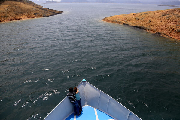 Embalse El Peñol Guatapé
Embalse El Peñol Guatapé
Fecha: 27 julio 2021
Para descargar esta fotografía en alta resolución, haga clic sobre la imagen hasta que la misma se despliegue en la pantalla completa; luego dé clic derecho y elija la opción "guardar imagen como". 
En caso de publicación por cualquier medio, solicitamos acompañarla del crédito: "Foto EPM"
Palabras clave: Embalse El Peñol Guatapé