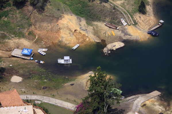 Embalse El Peñol Guatapé
Embalse El Peñol Guatapé
Fecha: 27 julio 2021
Para descargar esta fotografía en alta resolución, haga clic sobre la imagen hasta que la misma se despliegue en la pantalla completa; luego dé clic derecho y elija la opción "guardar imagen como". 
En caso de publicación por cualquier medio, solicitamos acompañarla del crédito: "Foto EPM"
Palabras clave: Embalse El Peñol Guatapé