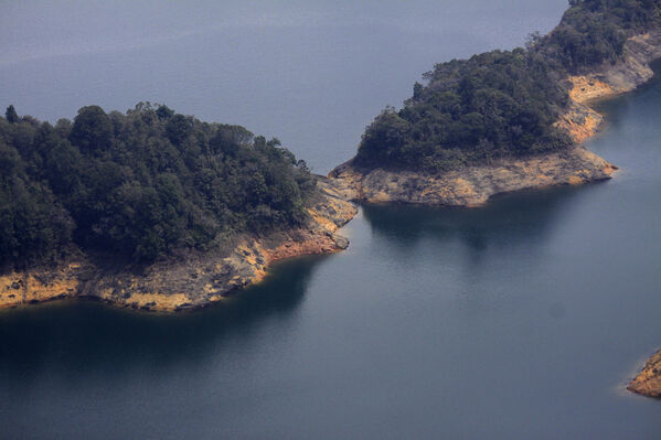 Embalse El Peñol Guatapé
Embalse El Peñol Guatapé
Fecha: 27 julio 2021
Para descargar esta fotografía en alta resolución, haga clic sobre la imagen hasta que la misma se despliegue en la pantalla completa; luego dé clic derecho y elija la opción "guardar imagen como". 
En caso de publicación por cualquier medio, solicitamos acompañarla del crédito: "Foto EPM"
Palabras clave: Embalse El Peñol Guatapé