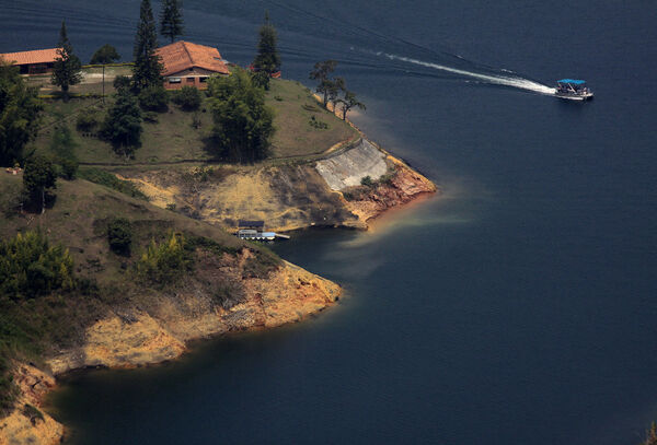 Embalse El Peñol Guatapé
Embalse El Peñol Guatapé
Fecha: 27 julio 2021
Para descargar esta fotografía en alta resolución, haga clic sobre la imagen hasta que la misma se despliegue en la pantalla completa; luego dé clic derecho y elija la opción "guardar imagen como". 
En caso de publicación por cualquier medio, solicitamos acompañarla del crédito: "Foto EPM"
Palabras clave: Embalse El Peñol Guatapé