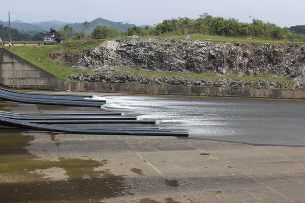 Embalse El Peñol Guatapé
Embalse El Peñol Guatapé
Fecha: 27 julio 2021
Para descargar esta fotografía en alta resolución, haga clic sobre la imagen hasta que la misma se despliegue en la pantalla completa; luego dé clic derecho y elija la opción "guardar imagen como". 
En caso de publicación por cualquier medio, solicitamos acompañarla del crédito: "Foto EPM"
Palabras clave: Embalse El Peñol Guatapé