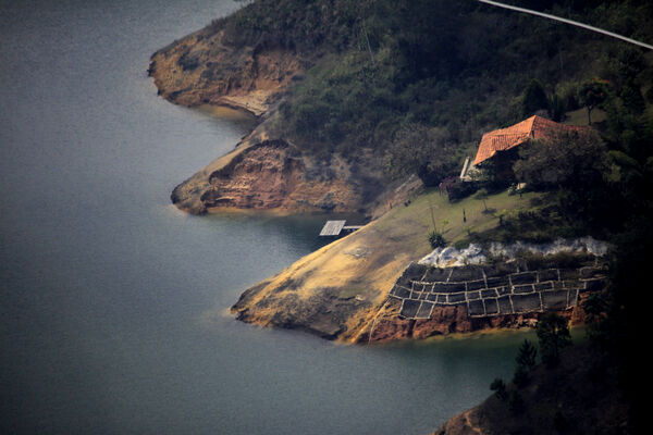 Embalse El Peñol Guatapé
Embalse El Peñol Guatapé
Fecha: 27 julio 2021
Para descargar esta fotografía en alta resolución, haga clic sobre la imagen hasta que la misma se despliegue en la pantalla completa; luego dé clic derecho y elija la opción "guardar imagen como". 
En caso de publicación por cualquier medio, solicitamos acompañarla del crédito: "Foto EPM"
Palabras clave: Embalse El Peñol Guatapé