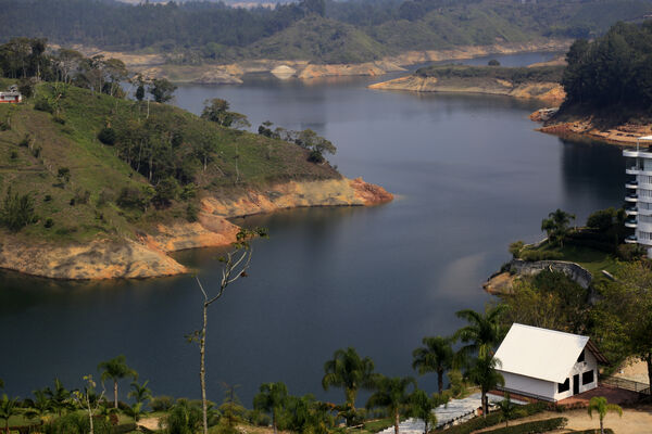 Embalse El Peñol Guatapé
Embalse El Peñol Guatapé
Fecha: 27 julio 2021
Para descargar esta fotografía en alta resolución, haga clic sobre la imagen hasta que la misma se despliegue en la pantalla completa; luego dé clic derecho y elija la opción "guardar imagen como". 
En caso de publicación por cualquier medio, solicitamos acompañarla del crédito: "Foto EPM"
Palabras clave: Embalse El Peñol Guatapé