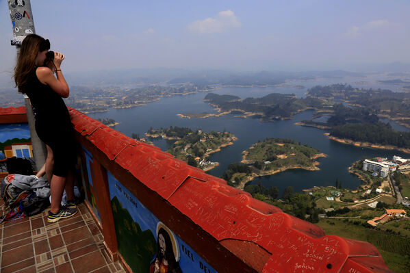 Embalse El Peñol Guatapé
Embalse El Peñol Guatapé
Fecha: 27 julio 2021
Para descargar esta fotografía en alta resolución, haga clic sobre la imagen hasta que la misma se despliegue en la pantalla completa; luego dé clic derecho y elija la opción "guardar imagen como". 
En caso de publicación por cualquier medio, solicitamos acompañarla del crédito: "Foto EPM"
Palabras clave: Embalse El Peñol Guatapé