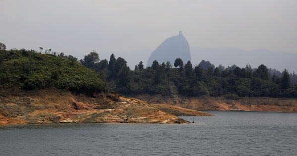 Embalse El Peñol Guatapé
Embalse El Peñol Guatapé
Fecha: 27 julio 2021
Para descargar esta fotografía en alta resolución, haga clic sobre la imagen hasta que la misma se despliegue en la pantalla completa; luego dé clic derecho y elija la opción "guardar imagen como". 
En caso de publicación por cualquier medio, solicitamos acompañarla del crédito: "Foto EPM"
Palabras clave: Embalse El Peñol Guatapé