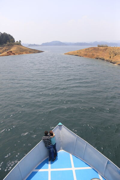 Embalse El Peñol Guatapé
Embalse El Peñol Guatapé
Fecha: 27 julio 2021
Para descargar esta fotografía en alta resolución, haga clic sobre la imagen hasta que la misma se despliegue en la pantalla completa; luego dé clic derecho y elija la opción "guardar imagen como". 
En caso de publicación por cualquier medio, solicitamos acompañarla del crédito: "Foto EPM"
Palabras clave: Embalse El Peñol Guatapé