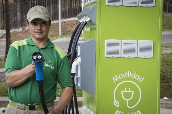 Movilidad eléctrica
Movilidad eléctrica
Fecha: 27 JULIO 2021
Para descargar esta fotografía en alta resolución, haga clic sobre la imagen hasta que la misma se despliegue en la pantalla completa; luego dé clic derecho y elija la opción "guardar imagen como". 
En caso de publicación por cualquier medio, solicitamos acompañarla del crédito: "Foto EPM"
Palabras clave: Movilidad eléctrica