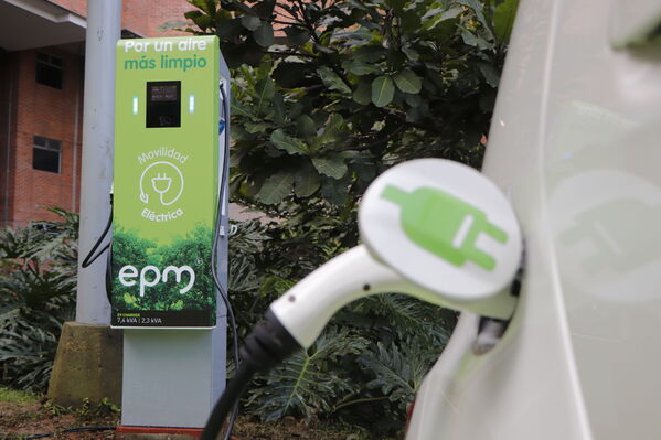 Movilidad eléctrica
Movilidad eléctrica
Fecha: 27 JULIO 2021
Para descargar esta fotografía en alta resolución, haga clic sobre la imagen hasta que la misma se despliegue en la pantalla completa; luego dé clic derecho y elija la opción "guardar imagen como". 
En caso de publicación por cualquier medio, solicitamos acompañarla del crédito: "Foto EPM"
Palabras clave: Movilidad eléctrica