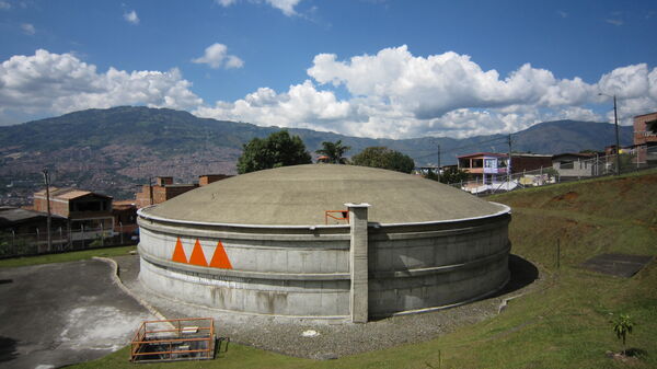 Tanques Agua
Tanques Agua
Fecha: 27 JULIO 2021
Para descargar esta fotografía en alta resolución, haga clic sobre la imagen hasta que la misma se despliegue en la pantalla completa; luego dé clic derecho y elija la opción "guardar imagen como". 
En caso de publicación por cualquier medio, solicitamos acompañarla del crédito: "Foto EPM"
Palabras clave: Tanques Agua