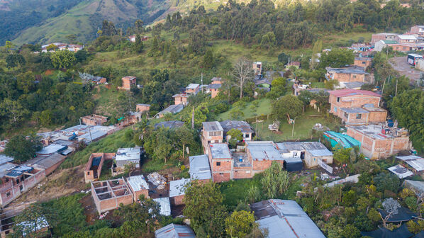 Agua potable vereda Granizal
Agua potable vereda Granizal
Fecha: 2021 Junio 15
Para descargar esta fotografía en alta resolución, haga clic sobre la imagen hasta que la misma se despliegue en la pantalla completa; luego dé clic derecho y elija la opción "guardar imagen como". 
En caso de publicación por cualquier medio, solicitamos acompañarla del crédito: "Foto EPM"
Palabras clave: Agua potable vereda Granizal