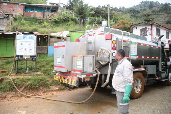 Agua potable vereda Granizal
Agua potable vereda Granizal
Fecha: 2021 Junio 15
Para descargar esta fotografía en alta resolución, haga clic sobre la imagen hasta que la misma se despliegue en la pantalla completa; luego dé clic derecho y elija la opción "guardar imagen como". 
En caso de publicación por cualquier medio, solicitamos acompañarla del crédito: "Foto EPM"
Palabras clave: Agua potable vereda Granizal