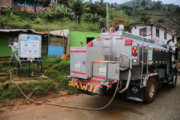 Agua potable vereda Granizal
Agua potable vereda Granizal
Fecha: 2021 Junio 15
Para descargar esta fotografía en alta resolución, haga clic sobre la imagen hasta que la misma se despliegue en la pantalla completa; luego dé clic derecho y elija la opción "guardar imagen como". 
En caso de publicación por cualquier medio, solicitamos acompañarla del crédito: "Foto EPM"
Palabras clave: Agua potable vereda Granizal