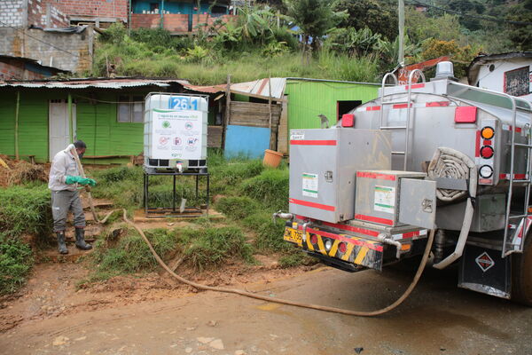 Agua potable vereda Granizal
Agua potable vereda Granizal
Fecha: 2021 Junio 15
Para descargar esta fotografía en alta resolución, haga clic sobre la imagen hasta que la misma se despliegue en la pantalla completa; luego dé clic derecho y elija la opción "guardar imagen como". 
En caso de publicación por cualquier medio, solicitamos acompañarla del crédito: "Foto EPM"
Palabras clave: Agua potable vereda Granizal