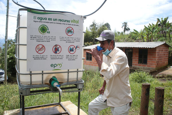 Agua potable vereda Granizal
Agua potable vereda Granizal
Fecha: 2021 Junio 15
Para descargar esta fotografía en alta resolución, haga clic sobre la imagen hasta que la misma se despliegue en la pantalla completa; luego dé clic derecho y elija la opción "guardar imagen como". 
En caso de publicación por cualquier medio, solicitamos acompañarla del crédito: "Foto EPM"
Palabras clave: Agua potable vereda Granizal