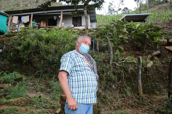 Agua potable vereda Granizal
Agua potable vereda Granizal
Fecha: 2021 Junio 15
Para descargar esta fotografía en alta resolución, haga clic sobre la imagen hasta que la misma se despliegue en la pantalla completa; luego dé clic derecho y elija la opción "guardar imagen como". 
En caso de publicación por cualquier medio, solicitamos acompañarla del crédito: "Foto EPM"
Palabras clave: Agua potable vereda Granizal