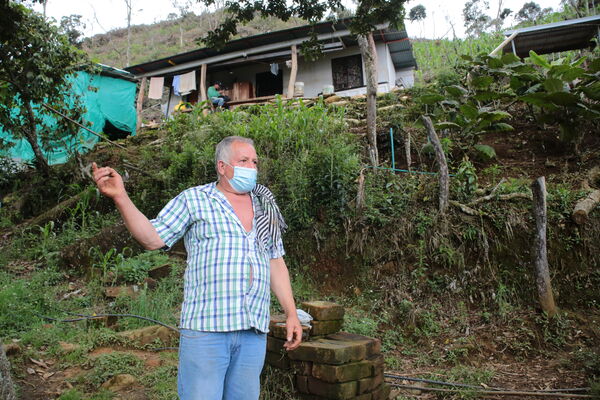 Agua potable vereda Granizal
Agua potable vereda Granizal
Fecha: 2021 Junio 15
Para descargar esta fotografía en alta resolución, haga clic sobre la imagen hasta que la misma se despliegue en la pantalla completa; luego dé clic derecho y elija la opción "guardar imagen como". 
En caso de publicación por cualquier medio, solicitamos acompañarla del crédito: "Foto EPM"
Palabras clave: Agua potable vereda Granizal