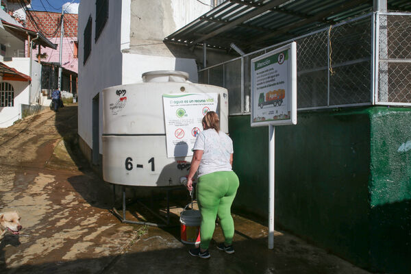 Agua potable vereda Granizal
Agua potable vereda Granizal
Fecha: 2021 Junio 15
Para descargar esta fotografía en alta resolución, haga clic sobre la imagen hasta que la misma se despliegue en la pantalla completa; luego dé clic derecho y elija la opción "guardar imagen como". 
En caso de publicación por cualquier medio, solicitamos acompañarla del crédito: "Foto EPM"
Palabras clave: Agua potable vereda Granizal