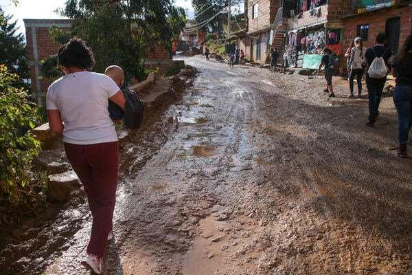 Agua potable vereda Granizal
Agua potable vereda Granizal
Fecha: 2021 Junio 15
Para descargar esta fotografía en alta resolución, haga clic sobre la imagen hasta que la misma se despliegue en la pantalla completa; luego dé clic derecho y elija la opción "guardar imagen como". 
En caso de publicación por cualquier medio, solicitamos acompañarla del crédito: "Foto EPM"
Palabras clave: Agua potable vereda Granizal