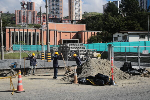 Subestación Colombia Obras
Subestación Colombia.
Fecha: 3 Junio 2021.
Para descargar esta fotografía en alta resolución, haga clic sobre la imagen hasta que la misma se despliegue en la pantalla completa; luego dé clic derecho y elija la opción "guardar imagen como". 
En caso de publicación por cualquier medio, solicitamos acompañarla del crédito: "Foto EPM"
Palabras clave: Subestación Colombia Obras