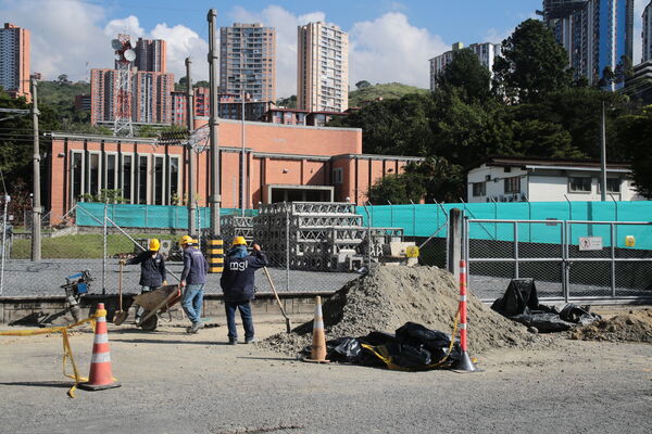 Subestación Colombia Obras
Subestación Colombia.
Fecha: 3 Junio 2021.
Para descargar esta fotografía en alta resolución, haga clic sobre la imagen hasta que la misma se despliegue en la pantalla completa; luego dé clic derecho y elija la opción "guardar imagen como". 
En caso de publicación por cualquier medio, solicitamos acompañarla del crédito: "Foto EPM"
Palabras clave: Subestación Colombia Obras