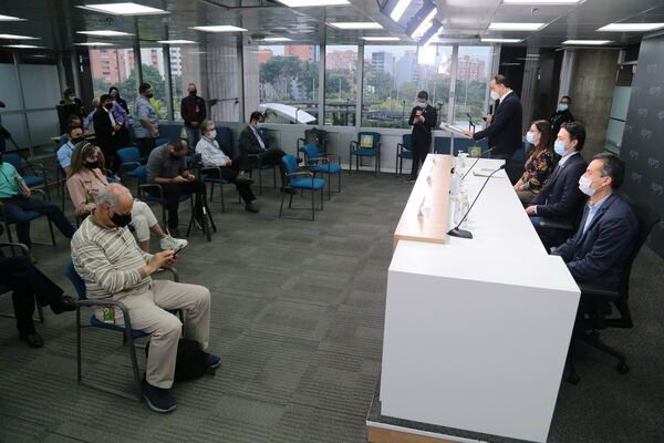 Rueda Prensa Ventures EPM
Rueda de prensa Ventures EPM
Fecha: 11 Marzo 2021.
Para descargar esta fotografía en alta resolución, haga clic sobre la imagen hasta que la misma se despliegue en la pantalla completa; luego dé clic derecho y elija la opción "guardar imagen como". 
En caso de publicación por cualquier medio, solicitamos acompañarla del crédito: "Foto EPM"
Palabras clave: Rueda Prensa Ventures EPM