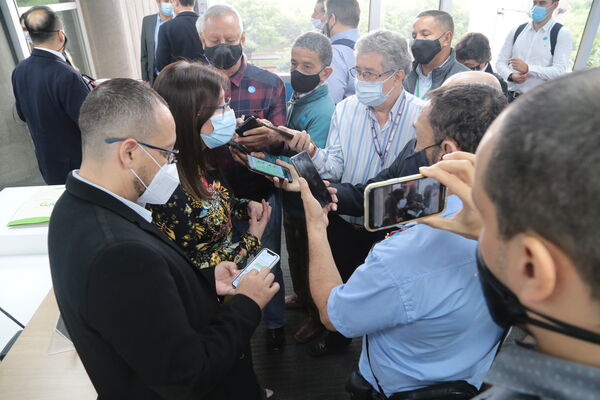Rueda de prensa Ventures EPM
Rueda de prensa Ventures EPM
Fecha: 11 Marzo 2021.
Para descargar esta fotografía en alta resolución, haga clic sobre la imagen hasta que la misma se despliegue en la pantalla completa; luego dé clic derecho y elija la opción "guardar imagen como". 
En caso de publicación por cualquier medio, solicitamos acompañarla del crédito: "Foto EPM"
Palabras clave: Rueda de prensa Ventures EPM