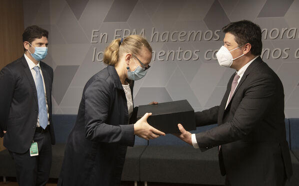 VISITA EMBAJADORA SUECIA COLOMBIA HELENA STROM
VISITA EMBAJADORA SUECIA COLOMBIA HELENA STROM
Fecha: 19 Marzo 2021.
Para descargar esta fotografía en alta resolución, haga clic sobre la imagen hasta que la misma se despliegue en la pantalla completa; luego dé clic derecho y elija la opción "guardar imagen como". 
En caso de publicación por cualquier medio, solicitamos acompañarla del crédito: "Foto EPM"
Palabras clave: VISITA EMBAJADORA SUECIA COLOMBIA HELENA STROM