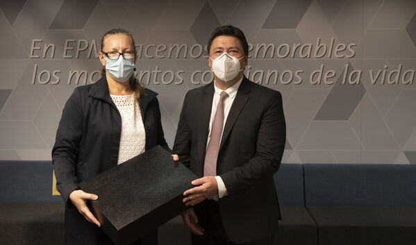 VISITA EMBAJADORA SUECIA COLOMBIA HELENA STROM
VISITA EMBAJADORA SUECIA COLOMBIA HELENA STROM
Fecha: 19 Marzo 2021.
Para descargar esta fotografía en alta resolución, haga clic sobre la imagen hasta que la misma se despliegue en la pantalla completa; luego dé clic derecho y elija la opción "guardar imagen como". 
En caso de publicación por cualquier medio, solicitamos acompañarla del crédito: "Foto EPM"
Palabras clave: VISITA EMBAJADORA SUECIA COLOMBIA HELENA STROM