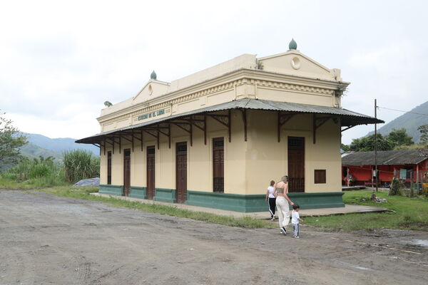 Restauración bien interés cultural Casa Ingenieros
Restauración bien interés cultural Casa Ingenieros.
Fecha: 25 Marzo 2021.
Para descargar esta fotografía en alta resolución, haga clic sobre la imagen hasta que la misma se despliegue en la pantalla completa; luego dé clic derecho y elija la opción "guardar imagen como". 
En caso de publicación por cualquier medio, solicitamos acompañarla del crédito: "Foto EPM"
Palabras clave: Restauración bien interés cultural Casa Ingenieros