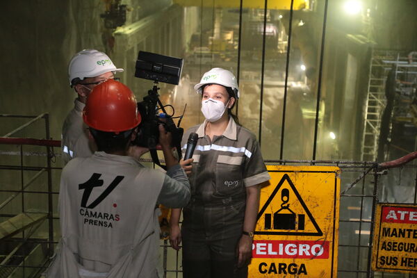 Avances obras Casa Maquinas  Gerente
Avances obras Casa de Maquinas - Gerente
Fecha: 9 Marzo 2021.
Para descargar esta fotografía en alta resolución, haga clic sobre la imagen hasta que la misma se despliegue en la pantalla completa; luego dé clic derecho y elija la opción "guardar imagen como". 
En caso de publicación por cualquier medio, solicitamos acompañarla del crédito: "Foto EPM"
Palabras clave: Avances obras Casa Maquinas  Gerente