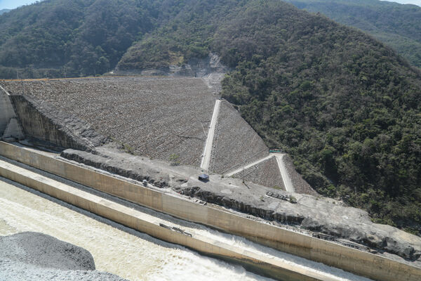 Vertedero Presa Represa Proyecto Eléctrico Ituango
Vertedero Presa Represa Proyecto Eléctrico Ituango.
Fecha: 9 Marzo 2021.
Para descargar esta fotografía en alta resolución, haga clic sobre la imagen hasta que la misma se despliegue en la pantalla completa; luego dé clic derecho y elija la opción "guardar imagen como". 
En caso de publicación por cualquier medio, solicitamos acompañarla del crédito: "Foto EPM"
Palabras clave: Vertedero Presa Represa Proyecto Eléctrico Ituango