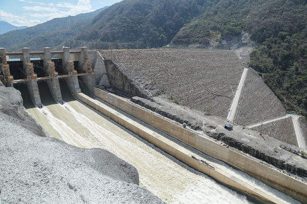 Vertedero Presa Represa Proyecto Eléctrico Ituango
Vertedero Presa Represa Proyecto Eléctrico Ituango.
Fecha: 9 Marzo 2021.
Para descargar esta fotografía en alta resolución, haga clic sobre la imagen hasta que la misma se despliegue en la pantalla completa; luego dé clic derecho y elija la opción "guardar imagen como". 
En caso de publicación por cualquier medio, solicitamos acompañarla del crédito: "Foto EPM"
Palabras clave: Vertedero Presa Represa Proyecto Eléctrico Ituango