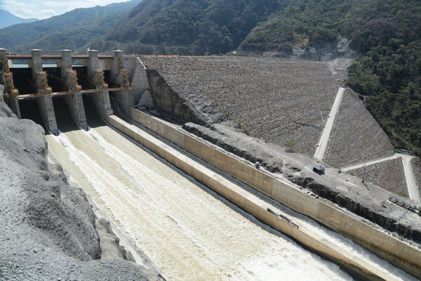 Vertedero Presa Represa Proyecto Eléctrico Ituango
Vertedero Presa Represa Proyecto Eléctrico Ituango.
Fecha: 9 Marzo 2021.
Para descargar esta fotografía en alta resolución, haga clic sobre la imagen hasta que la misma se despliegue en la pantalla completa; luego dé clic derecho y elija la opción "guardar imagen como". 
En caso de publicación por cualquier medio, solicitamos acompañarla del crédito: "Foto EPM"
Palabras clave: Vertedero Presa Represa Proyecto Eléctrico Ituango