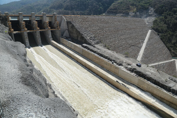 Vertedero Presa Represa Proyecto Eléctrico Ituango
Vertedero Presa Represa Proyecto Eléctrico Ituango.
Fecha: 9 Marzo 2021.
Para descargar esta fotografía en alta resolución, haga clic sobre la imagen hasta que la misma se despliegue en la pantalla completa; luego dé clic derecho y elija la opción "guardar imagen como". 
En caso de publicación por cualquier medio, solicitamos acompañarla del crédito: "Foto EPM"
Palabras clave: Vertedero Presa Represa Proyecto Eléctrico Ituango