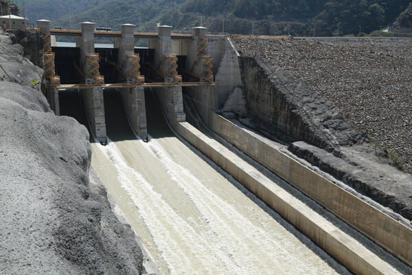 Vertedero Presa Represa Proyecto Eléctrico Ituango
Vertedero Presa Represa Proyecto Eléctrico Ituango.
Fecha: 9 Marzo 2021.
Para descargar esta fotografía en alta resolución, haga clic sobre la imagen hasta que la misma se despliegue en la pantalla completa; luego dé clic derecho y elija la opción "guardar imagen como". 
En caso de publicación por cualquier medio, solicitamos acompañarla del crédito: "Foto EPM"
Palabras clave: Vertedero Presa Represa Proyecto Eléctrico Ituango