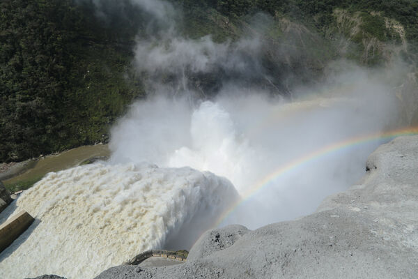 Vertedero Presa Represa Proyecto Eléctrico Ituango
Vertedero Presa Represa Proyecto Eléctrico Ituango.
Fecha: 9 Marzo 2021.
Para descargar esta fotografía en alta resolución, haga clic sobre la imagen hasta que la misma se despliegue en la pantalla completa; luego dé clic derecho y elija la opción "guardar imagen como". 
En caso de publicación por cualquier medio, solicitamos acompañarla del crédito: "Foto EPM"
Palabras clave: Vertedero Presa Represa Proyecto Eléctrico Ituango