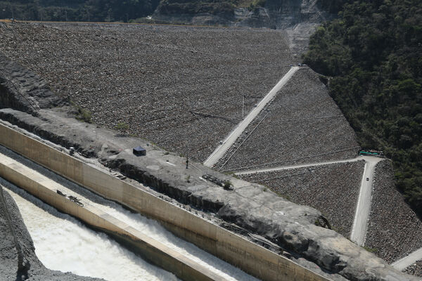 Vertedero Presa Represa Proyecto Eléctrico Ituango
Vertedero Presa Represa Proyecto Eléctrico Ituango.
Fecha: 9 Marzo 2021.
Para descargar esta fotografía en alta resolución, haga clic sobre la imagen hasta que la misma se despliegue en la pantalla completa; luego dé clic derecho y elija la opción "guardar imagen como". 
En caso de publicación por cualquier medio, solicitamos acompañarla del crédito: "Foto EPM"
Palabras clave: Vertedero Presa Represa Proyecto Eléctrico Ituango