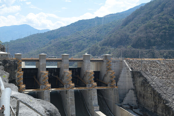 Vertedero Presa Represa Proyecto Eléctrico Ituango
Vertedero Presa Represa Proyecto Eléctrico Ituango.
Fecha: 9 Marzo 2021.
Para descargar esta fotografía en alta resolución, haga clic sobre la imagen hasta que la misma se despliegue en la pantalla completa; luego dé clic derecho y elija la opción "guardar imagen como". 
En caso de publicación por cualquier medio, solicitamos acompañarla del crédito: "Foto EPM"
Palabras clave: Vertedero Presa Represa Proyecto Eléctrico Ituango