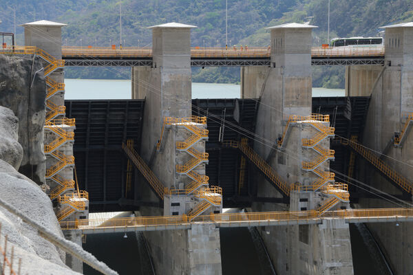 Vertedero Presa Represa Proyecto Eléctrico Ituango
Vertedero Presa Represa Proyecto Eléctrico Ituango.
Fecha: 9 Marzo 2021.
Para descargar esta fotografía en alta resolución, haga clic sobre la imagen hasta que la misma se despliegue en la pantalla completa; luego dé clic derecho y elija la opción "guardar imagen como". 
En caso de publicación por cualquier medio, solicitamos acompañarla del crédito: "Foto EPM"
Palabras clave: Vertedero Presa Represa Proyecto Eléctrico Ituango