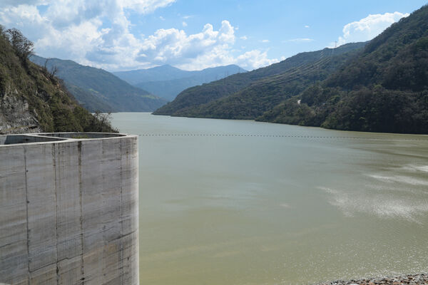 Vertedero Presa Represa Proyecto Eléctrico Ituango
Vertedero Presa Represa Proyecto Eléctrico Ituango.
Fecha: 9 Marzo 2021.
Para descargar esta fotografía en alta resolución, haga clic sobre la imagen hasta que la misma se despliegue en la pantalla completa; luego dé clic derecho y elija la opción "guardar imagen como". 
En caso de publicación por cualquier medio, solicitamos acompañarla del crédito: "Foto EPM"
Palabras clave: Vertedero Presa Represa Proyecto Eléctrico Ituango