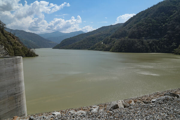 Vertedero Presa Represa Proyecto Eléctrico Ituango
Vertedero Presa Represa Proyecto Eléctrico Ituango.
Fecha: 9 Marzo 2021.
Para descargar esta fotografía en alta resolución, haga clic sobre la imagen hasta que la misma se despliegue en la pantalla completa; luego dé clic derecho y elija la opción "guardar imagen como". 
En caso de publicación por cualquier medio, solicitamos acompañarla del crédito: "Foto EPM"
Palabras clave: Vertedero Presa Represa Proyecto Eléctrico Ituango