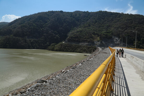 Vertedero Presa Represa Proyecto Eléctrico Ituango
Vertedero Presa Represa Proyecto Eléctrico Ituango.
Fecha: 9 Marzo 2021.
Para descargar esta fotografía en alta resolución, haga clic sobre la imagen hasta que la misma se despliegue en la pantalla completa; luego dé clic derecho y elija la opción "guardar imagen como". 
En caso de publicación por cualquier medio, solicitamos acompañarla del crédito: "Foto EPM"
Palabras clave: Vertedero Presa Represa Proyecto Eléctrico Ituango