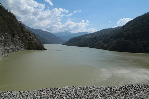 Vertedero Presa Represa Proyecto Eléctrico Ituango
Vertedero Presa Represa Proyecto Eléctrico Ituango.
Fecha: 9 Marzo 2021.
Para descargar esta fotografía en alta resolución, haga clic sobre la imagen hasta que la misma se despliegue en la pantalla completa; luego dé clic derecho y elija la opción "guardar imagen como". 
En caso de publicación por cualquier medio, solicitamos acompañarla del crédito: "Foto EPM"
Palabras clave: Vertedero Presa Represa Proyecto Eléctrico Ituango