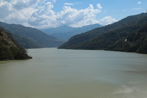 Vertedero Presa Represa Proyecto Eléctrico Ituango
Vertedero Presa Represa Proyecto Eléctrico Ituango.
Fecha: 9 Marzo 2021.
Para descargar esta fotografía en alta resolución, haga clic sobre la imagen hasta que la misma se despliegue en la pantalla completa; luego dé clic derecho y elija la opción "guardar imagen como". 
En caso de publicación por cualquier medio, solicitamos acompañarla del crédito: "Foto EPM"
Palabras clave: Vertedero Presa Represa Proyecto Eléctrico Ituango