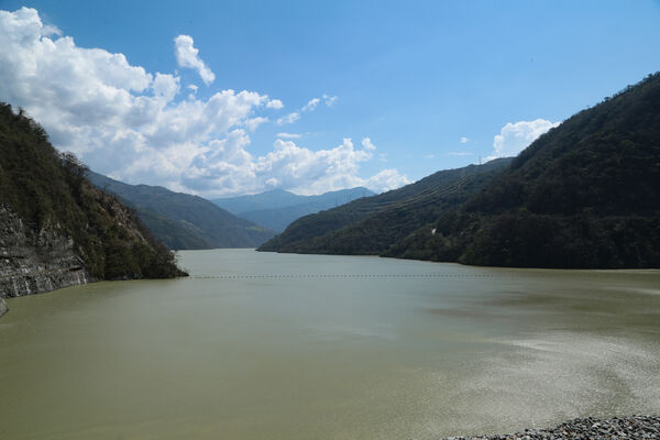 Vertedero Presa Represa Proyecto Eléctrico Ituango
Vertedero Presa Represa Proyecto Eléctrico Ituango.
Fecha: 9 Marzo 2021.
Para descargar esta fotografía en alta resolución, haga clic sobre la imagen hasta que la misma se despliegue en la pantalla completa; luego dé clic derecho y elija la opción "guardar imagen como". 
En caso de publicación por cualquier medio, solicitamos acompañarla del crédito: "Foto EPM"
Palabras clave: Vertedero Presa Represa Proyecto Eléctrico Ituango